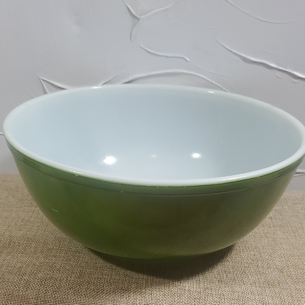 4 Qt Pyrex Green and White Bakeware Bowl with Rounded Shape and Glossy Finish